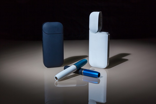 Die Welt des Rauchens verändert sich. Weg vom klassischen Glimmstängel, hin zu intelligenteren, kontrollierteren Alternativen. Eine dieser Innovationen, die in den letzten Jahren für Furore gesorgt hat, heißt: Iqos. Statt Tabak zu verbrennen, erhitzt das System ihn – und bietet damit ein neues, reduziertes Nikotinerlebnis für erwachsene Raucher, die nach Alternativen suchen.